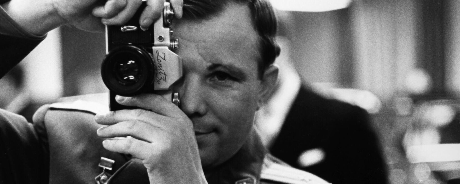 Летчик-космонавт СССР Юрий Гагарин с фотоаппаратом - Sputnik Таджикистан, 1920, 12.04.2025