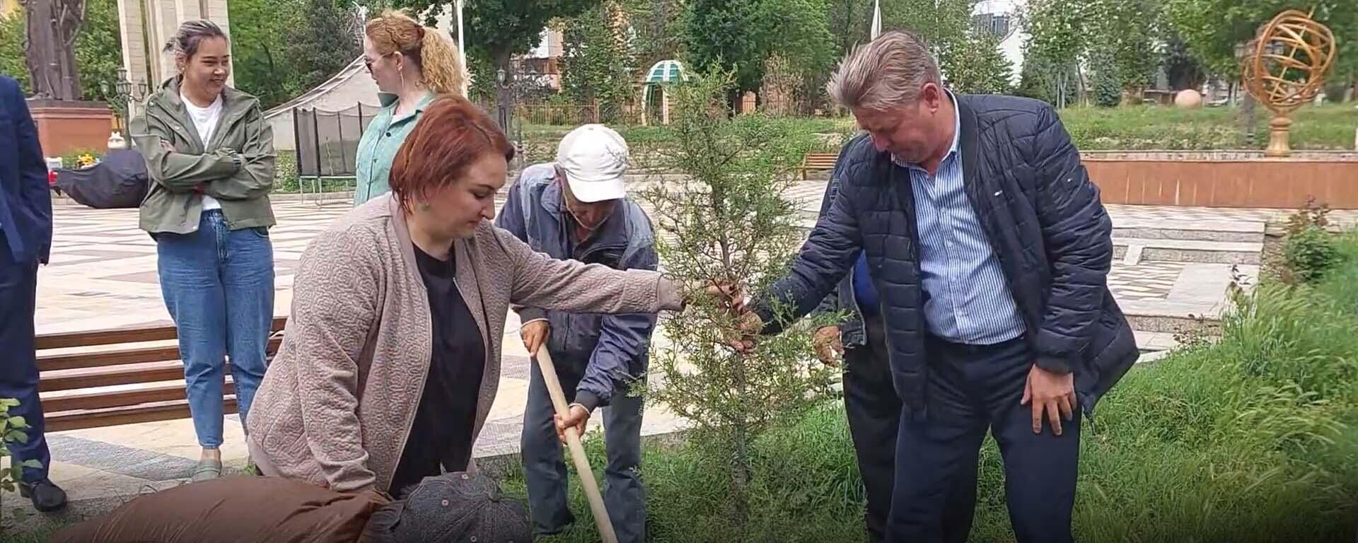 В Согде прошла традиционная акция Сад памяти, приуроченная к юбилею Великой Победы - Sputnik Таджикистан, 1920, 16.04.2025