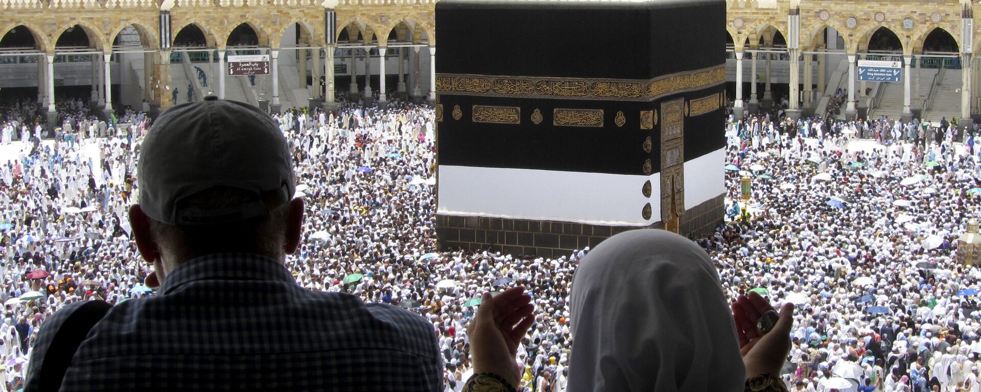 Паломники совершают обход вокруг Каабы  - Sputnik Тоҷикистон, 1920, 30.04.2025