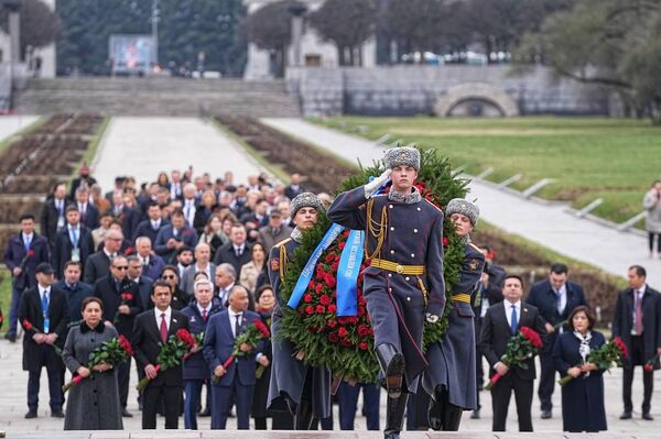 Рустам Эмомали возложил цветы на Пискарёвском мемориальном кладбище - Sputnik Тоҷикистон
