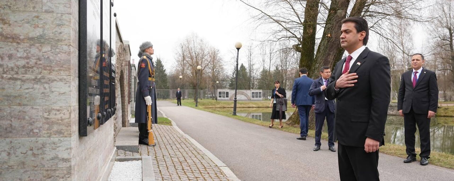 Рустам Эмомали возложил цветы на Пискарёвском мемориальном кладбище - Sputnik Таджикистан, 1920, 18.04.2025