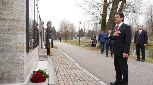 Рустам Эмомали возложил цветы на Пискарёвском мемориальном кладбище - Sputnik Таджикистан