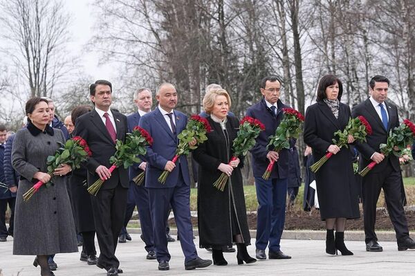 Рустам Эмомали возложил цветы на Пискарёвском мемориальном кладбище - Sputnik Тоҷикистон
