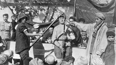 Дехкане записываются в добровольческий отряд по борьбе с басмачами.