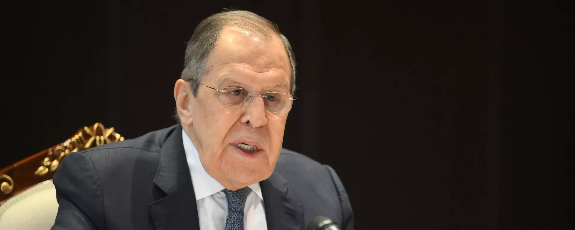 Министр иностранных дел России Сергей Лавров во время пресс-подхода по итогам встречи с министром иностранных дел Узбекистана Бахтиером Саидовым во время встречи в Самарканде. - Sputnik Тоҷикистон, 1920, 09.06.2025