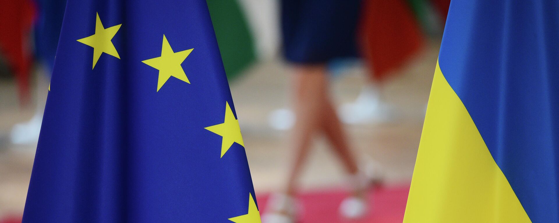 Флаги Европейского союза и Украины - Sputnik Тоҷикистон, 1920, 01.11.2025