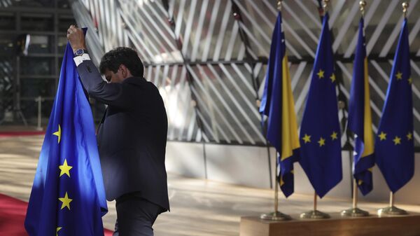 Флаги Украины и ЕС в здании Европейского парламента в Брюсселе. Архивное фото - Sputnik Таджикистан