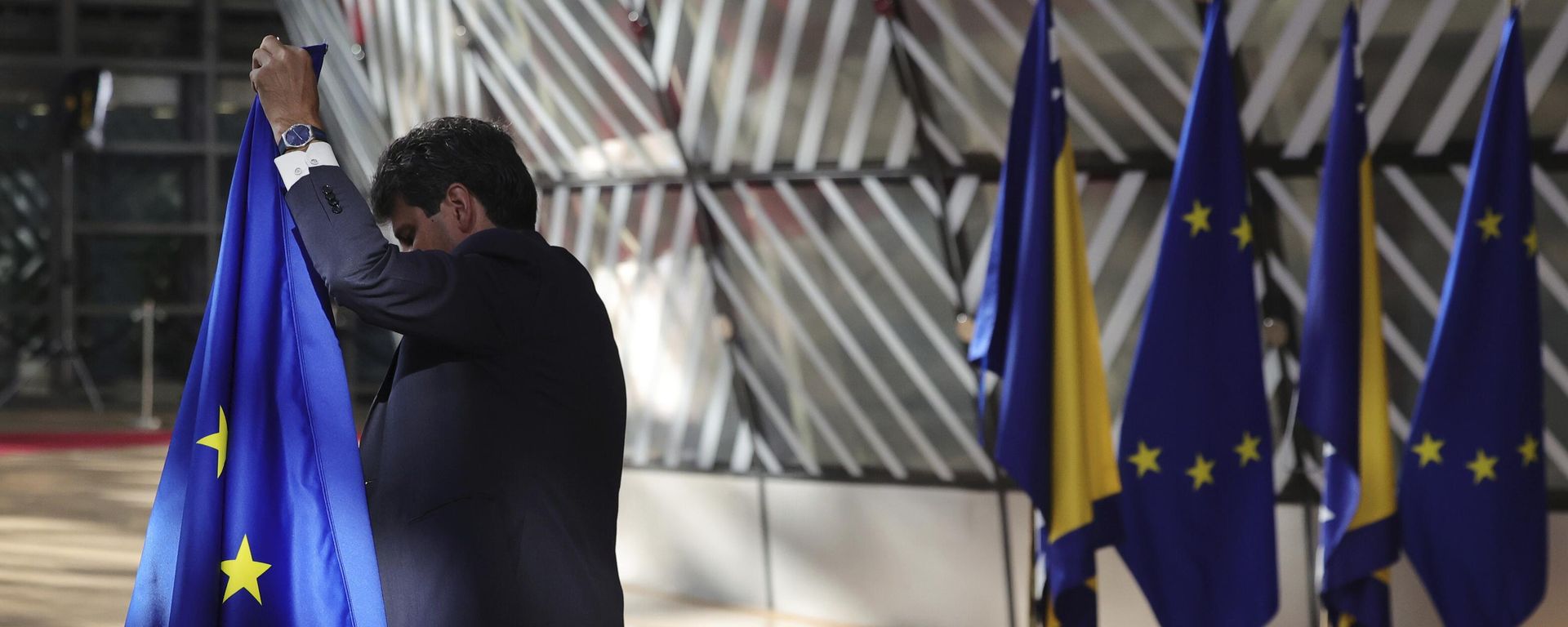 Флаги Украины и ЕС в здании Европейского парламента в Брюсселе. Архивное фото  - Sputnik Тоҷикистон, 1920, 28.09.2026