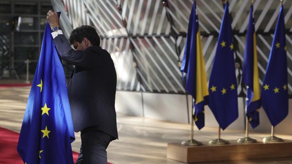 Флаги Украины и ЕС в здании Европейского парламента в Брюсселе. Архивное фото  - Sputnik Тоҷикистон