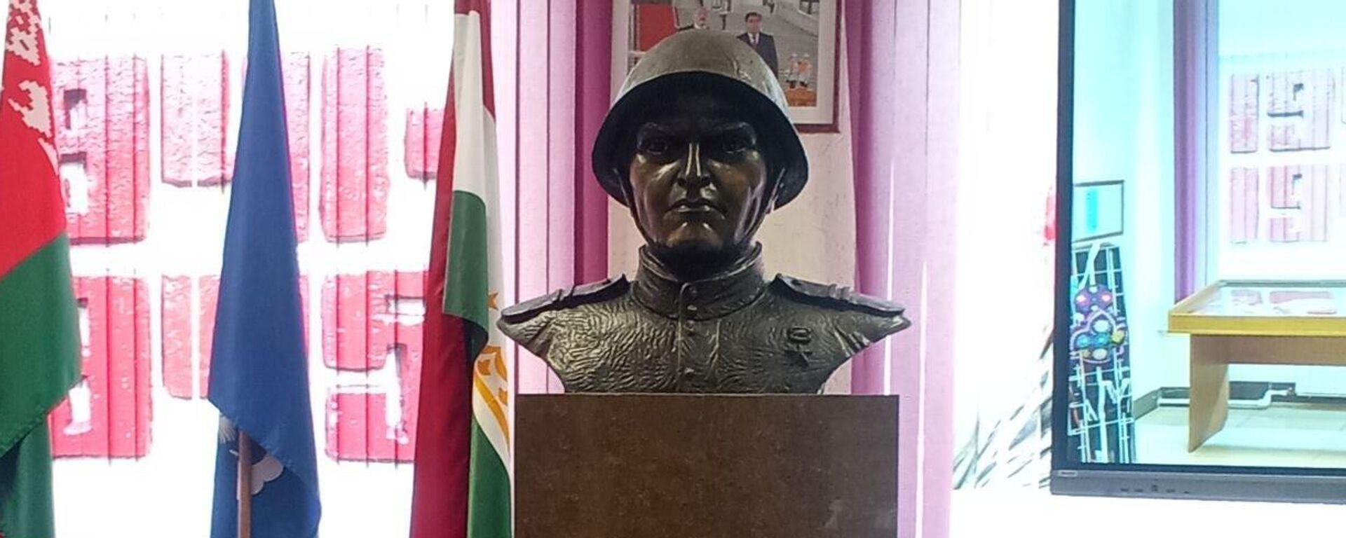 Школа №35 имени героя Советского Союза Домулло Азизова в Минске - Sputnik Таджикистан, 1920, 25.04.2025