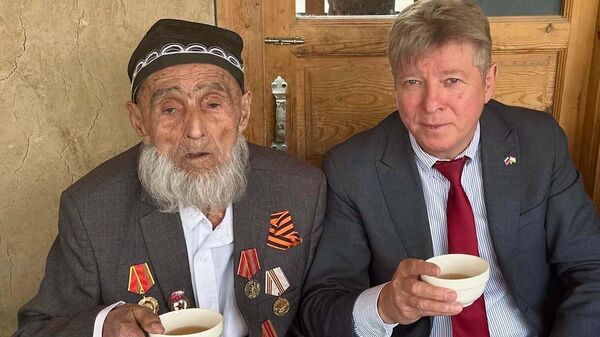 Генеральный консул России в городе Худжанде вручил ветерану юбилейную медаль 80 лет
Победы над нацистской Германией - Sputnik Тоҷикистон