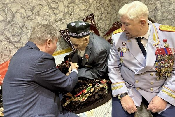 Генеральный консул России в городе Худжанде вручил ветерану юбилейную медаль 80 лет
Победы над нацистской Германией Генеральный консул России в городе Худжанде вручил ветерану юбилейную медаль 80 лет
Победы над нацистской Германией - Sputnik Тоҷикистон