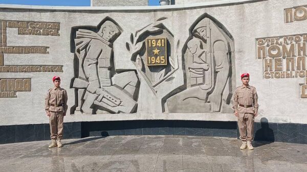 Акция Обелиск у памятника павшим героям Великой Отечественной войны в Худжанде - Sputnik Таджикистан