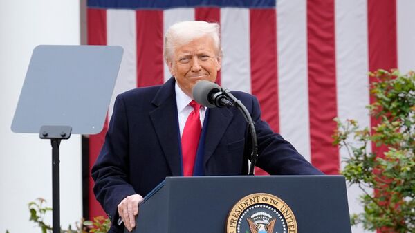 Президент США Дональд Трамп выступает на пресс-конференции в розовом саду Белого дома в Вашингтоне  - Sputnik Тоҷикистон