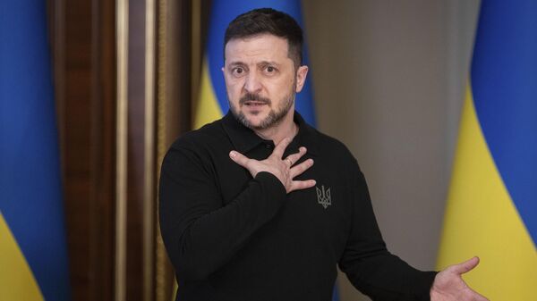 Владимир Зеленский выступает на брифинге в Киеве, Украина, 17 апреля 2025 г.  - Sputnik Таджикистан