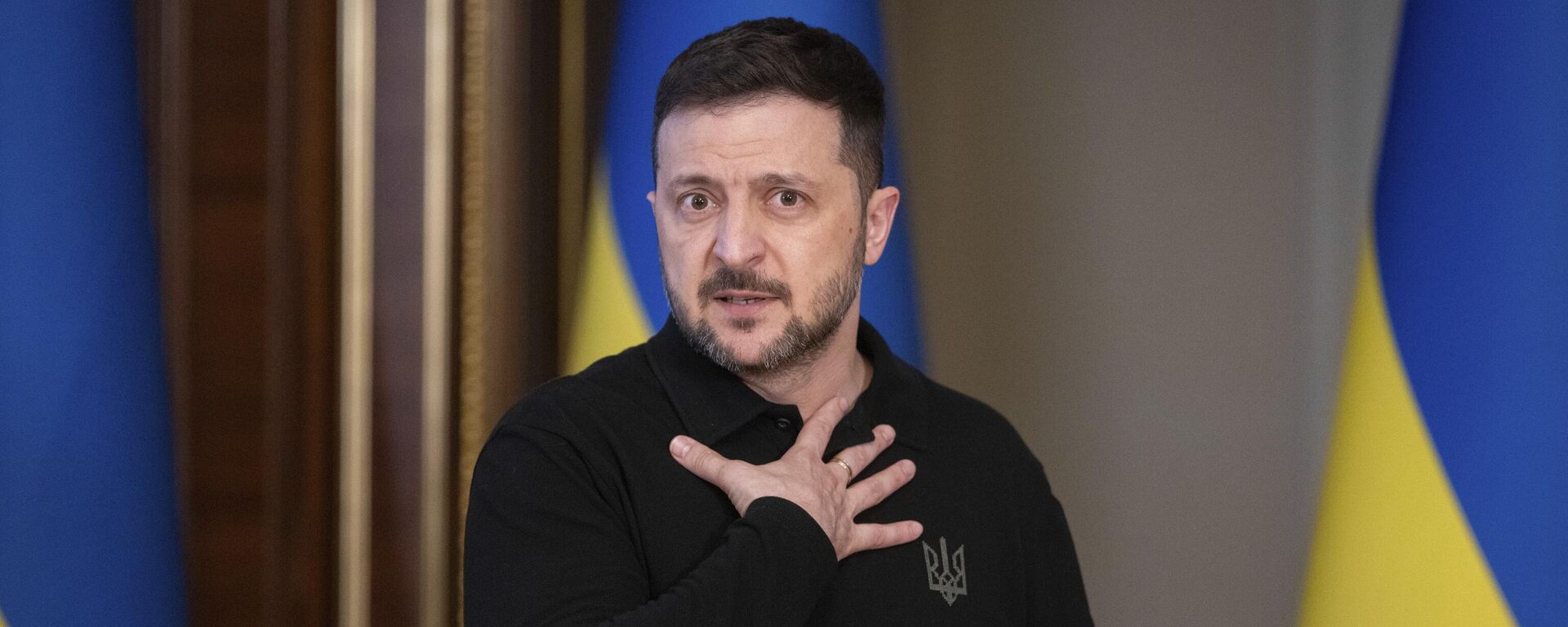 Владимир Зеленский выступает на брифинге в Киеве, Украина, 17 апреля 2025 г.  - Sputnik Таджикистан, 1920, 26.04.2025