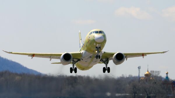 Полет полностью импортозамещенного самолета Superjet - Sputnik Таджикистан