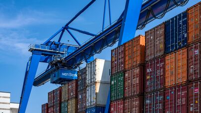 Контейнеры в порту