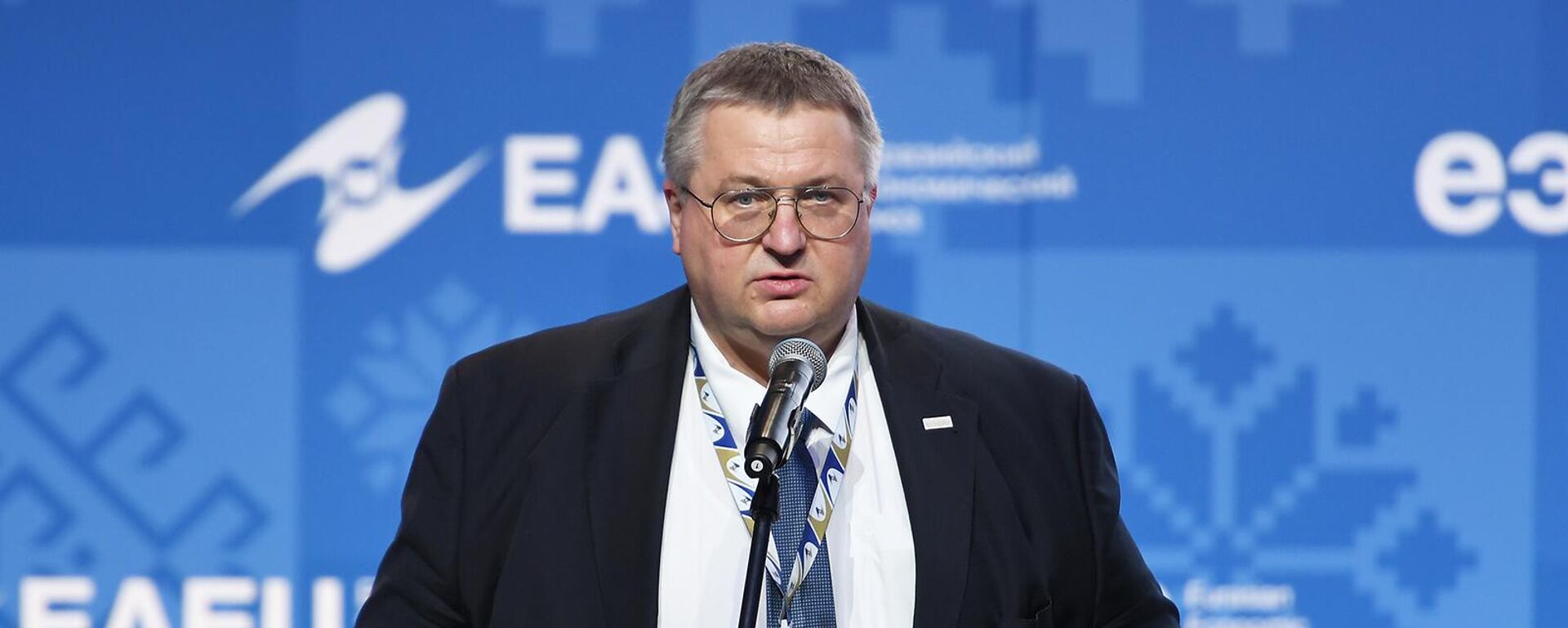 Заместитель председателя правительства РФ Алексей Оверчук - Sputnik Таджикистан, 1920, 29.04.2025