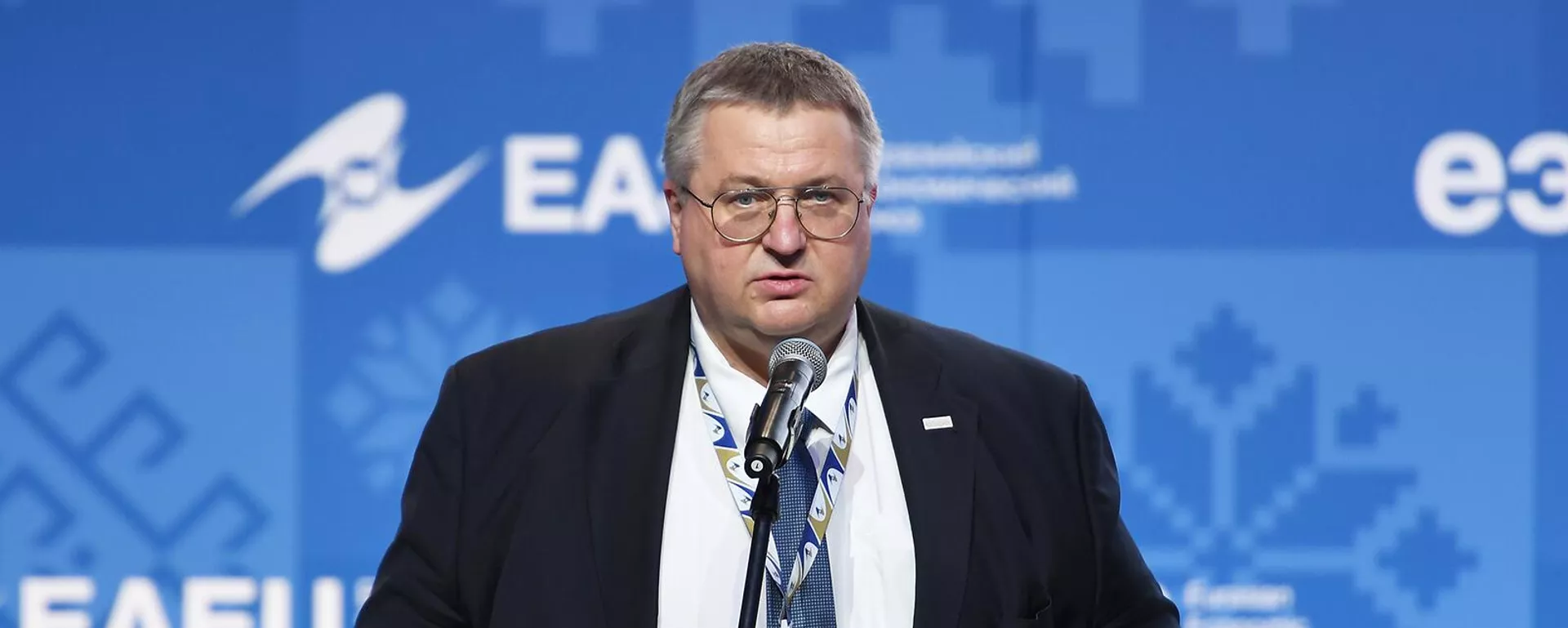 Заместитель председателя правительства РФ Алексей Оверчук - Sputnik Тоҷикистон, 1920, 30.04.2025