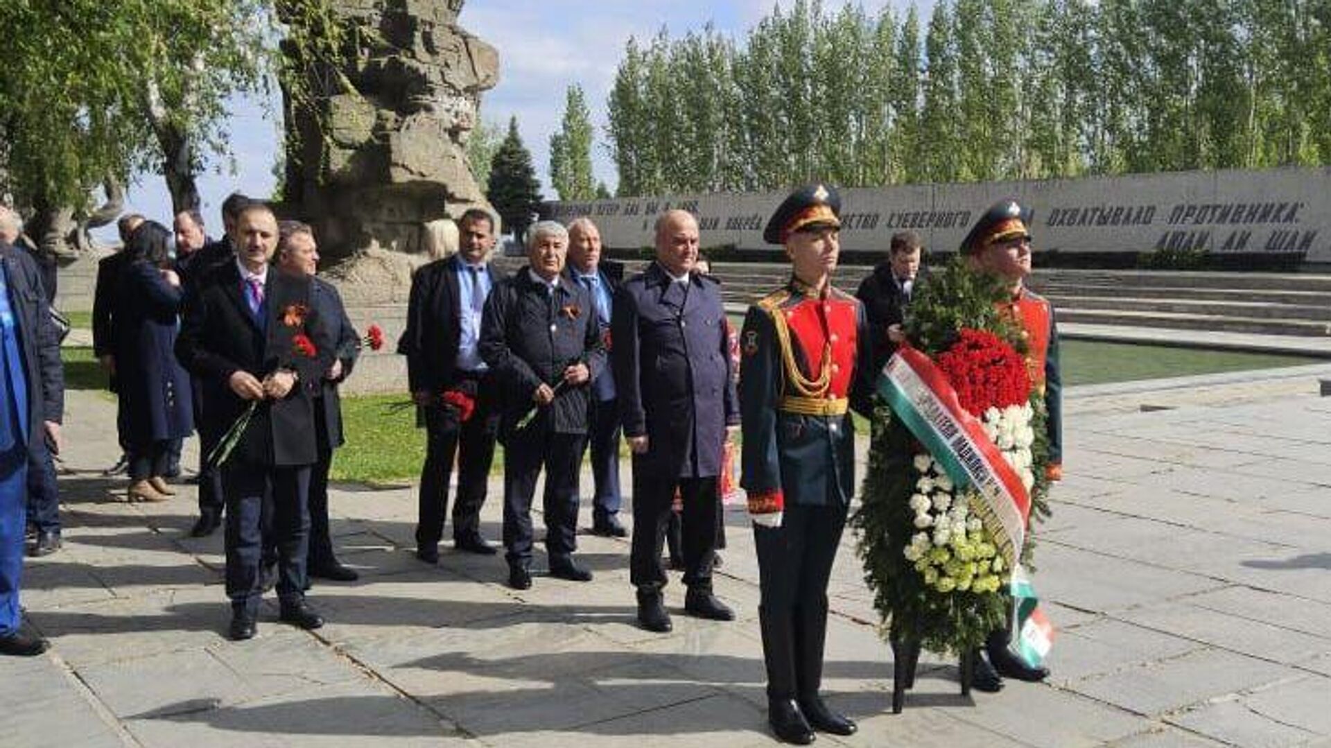 Глава нижней палаты парламента Таджикистана Файзали Идизода в Волгограде возложил венки к Вечному огню в память жертв битвы под Сталинградом Глава нижней палаты парламента Таджикистана Файзали Идизода в Волгограде возложил венки к Вечному огню в память жертв битвы под Сталинградом - Sputnik Таджикистан, 1920, 30.04.2025