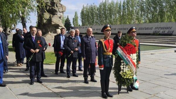 Глава нижней палаты парламента Таджикистана Файзали Идизода в Волгограде возложил венки к Вечному огню в память жертв битвы под Сталинградом - Sputnik Тоҷикистон