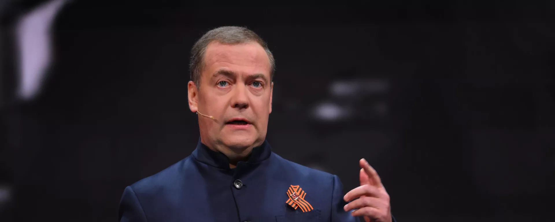 Заместитель председателя Совета безопасности РФ Дмитрий Медведев выступает на федеральном просветительском марафоне Знание. Первые. — Sputnik Таджикистан, 1920, 07.05.2026