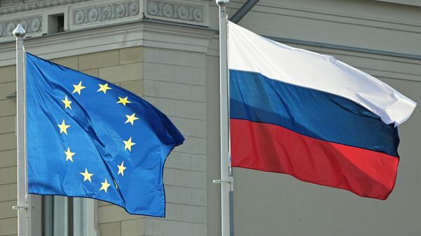  Флаги России и Евросоюза у президентского дворца в Хельсинки - Sputnik Таджикистан
