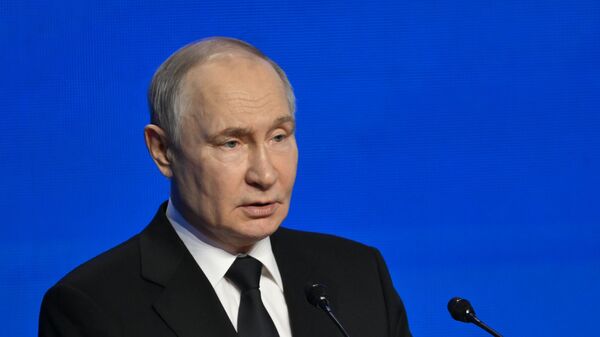  Президент РФ Владимир Путин выступает на международном форуме Союзного государства Великое наследие - общее будущее в Волгограде. - Sputnik Тоҷикистон