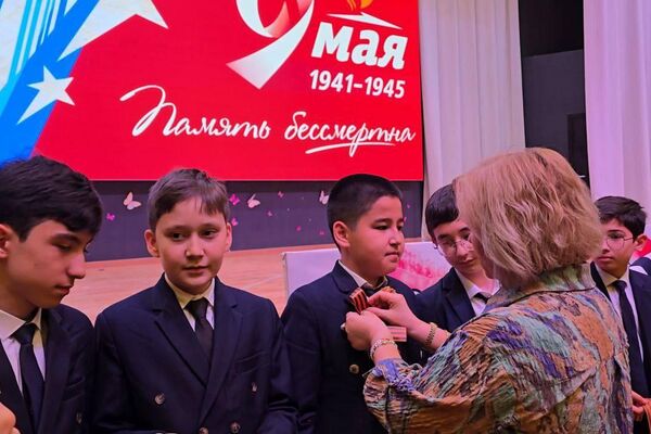 В Таджикистане подхватили акцию Георгиевская ленточка В Таджикистане подхватили акцию Георгиевская ленточка - Sputnik Таджикистан