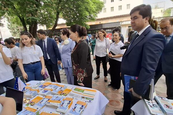 Ярмаркаи калони ҷойҳои кори холӣ ва вазифаҳои озод дар Душанбе  - Sputnik Тоҷикистон