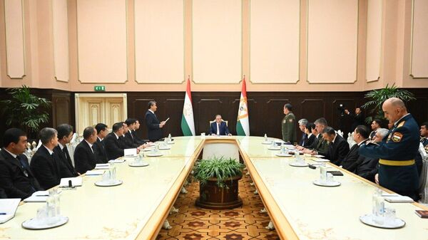 Президенти Тоҷикистон Эмомалӣ Раҳмон дар сохторҳои низомӣ ва як қатор вазорату идораҳои дигар таъйиноти кадрӣ анҷом дод - Sputnik Тоҷикистон