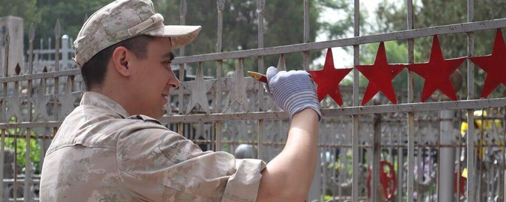 Военные 201-й РВБ восстановили могилы участников Великой Отечественной войны в Душанбе - Sputnik Таджикистан, 1920, 02.05.2025