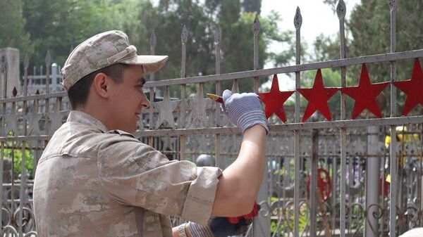 Военные 201-й РВБ восстановили могилы участников Великой Отечественной войны в Душанбе - Sputnik Таджикистан