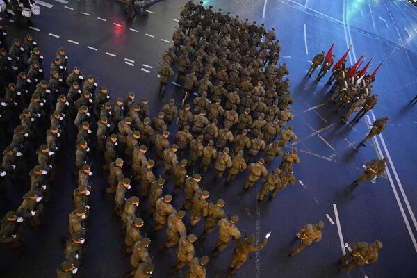 Первые тренировки прошли в подмосковной деревне Алабино в Наро-Фоминском районе, где находится полигон Министерства обороны РФ. На нем расположен плац размером 24 750 кв. метров, который имитирует размеры главной площади России. Первые тренировки прошли в подмосковной деревне Алабино в Наро-Фоминском районе, где находится полигон Министерства обороны РФ. На нем расположен плац размером 24 750 кв. метров, который имитирует размеры главной площади России. - Sputnik Таджикистан