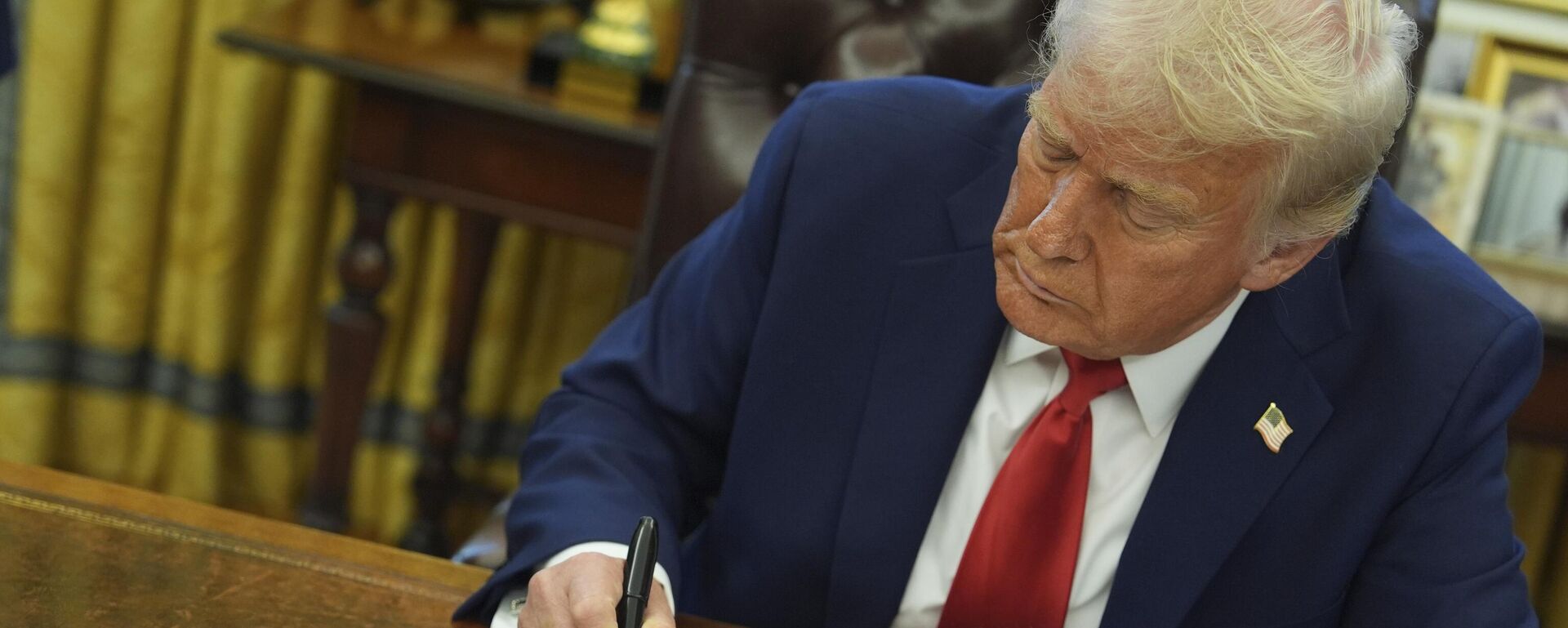 Президент Дональд Трамп подписывает указ в Овальном кабинете Белого дома - Sputnik Таджикистан, 1920, 06.05.2025