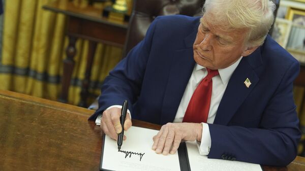 Президент Дональд Трамп подписывает указ в Овальном кабинете Белого дома - Sputnik Таджикистан