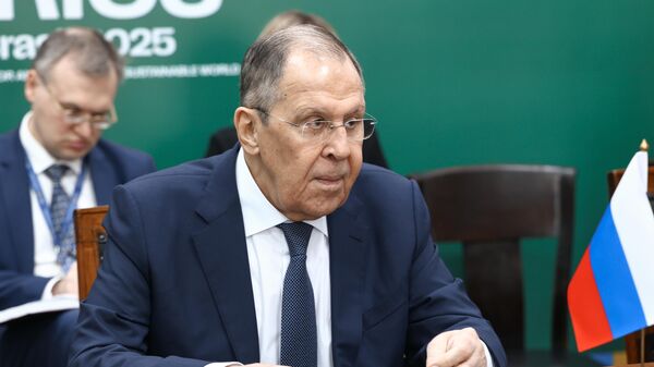 Министр иностранных дел РФ Сергей Лавров во время встречи с министром иностранных дел Кубы Бруно Родригесом Паррильей на полях Совета глав МИД (СМИД) БРИКС в Рио-де-Жанейро. - Sputnik Таджикистан