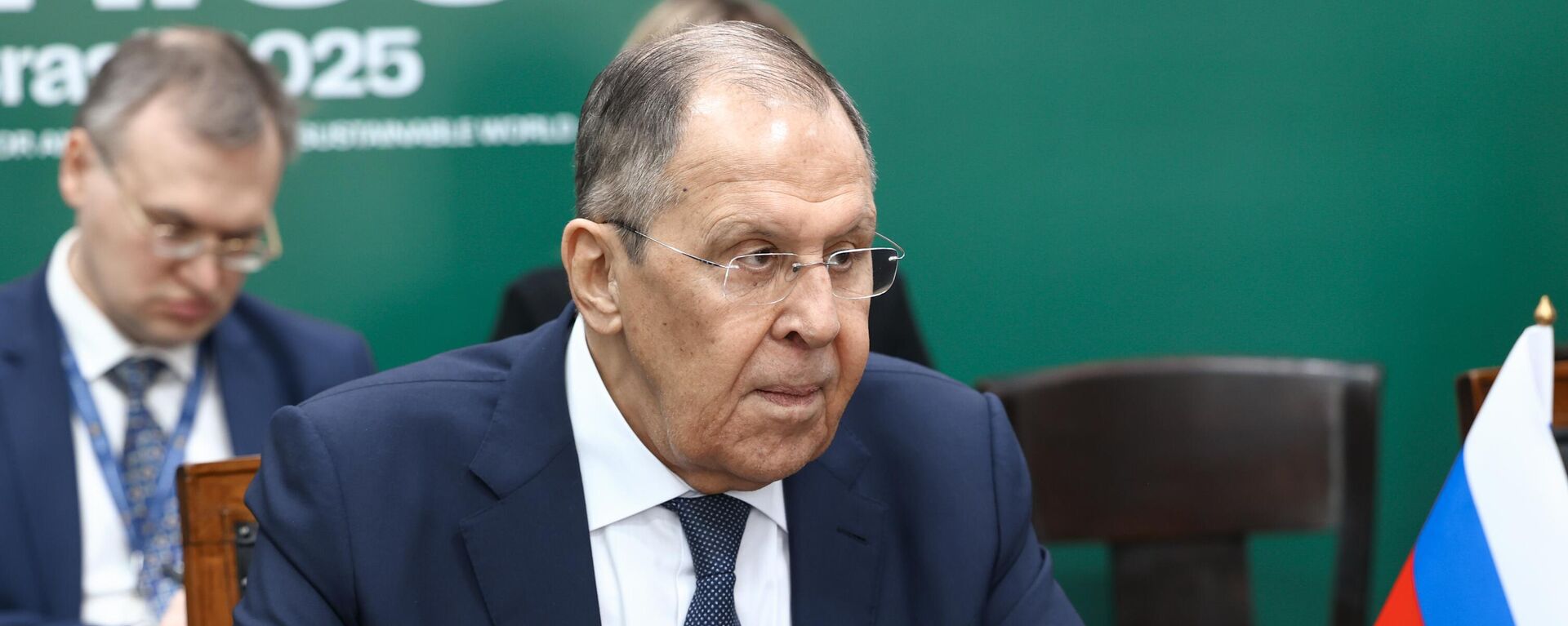 Министр иностранных дел РФ Сергей Лавров во время встречи с министром иностранных дел Кубы Бруно Родригесом Паррильей на полях Совета глав МИД (СМИД) БРИКС в Рио-де-Жанейро. - Sputnik Таджикистан, 1920, 10.05.2025