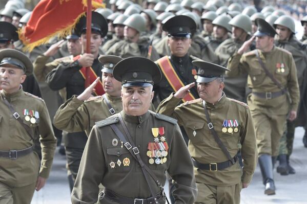 Дар гузашти низомӣ, кишвардори Тоҷикистон Эмомалӣ Раҳмон шахсан иштирок кард Дар гузашти низомӣ, кишвардори Тоҷикистон Эмомалӣ Раҳмон шахсан иштирок кард - Sputnik Тоҷикистон