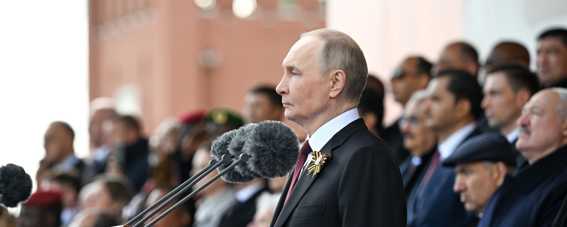 Президент РФ В. Путин и иностранные лидеры на военном параде в честь 80-летия Победы  - Sputnik Таджикистан, 1920, 09.05.2025