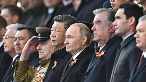 Президент РФ В. Путин и иностранные лидеры на военном параде в честь 80-летия Победы  - Sputnik Тоҷикистон