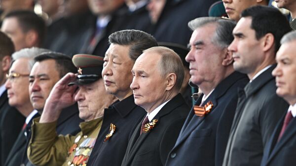 Президент РФ В. Путин и иностранные лидеры на военном параде в честь 80-летия Победы  - Sputnik Таджикистан
