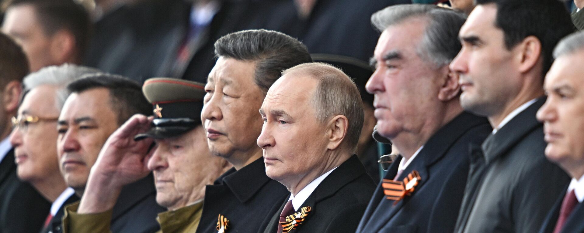 Президент РФ В. Путин и иностранные лидеры на военном параде в честь 80-летия Победы  - Sputnik Таджикистан, 1920, 09.05.2025