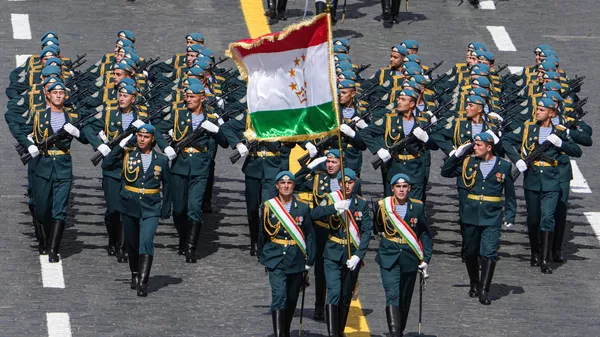 Парадный расчет армии Таджикистана во время военного парада в ознаменование 80-летия Победы в Великой Отечественной войне 1941-1945 годов на Красной площади в Москве  - Sputnik Тоҷикистон