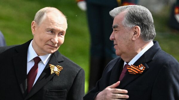 Президент РФ Владимир Путин и президент Таджикистана Эмомали Рахмон совместного возложения цветов к Могиле Неизвестного Солдата в Александровском саду в Москве. Россия отмечает 80-летие Победы в Великой Отечественной войне 1941-1945 годов. - Sputnik Тоҷикистон