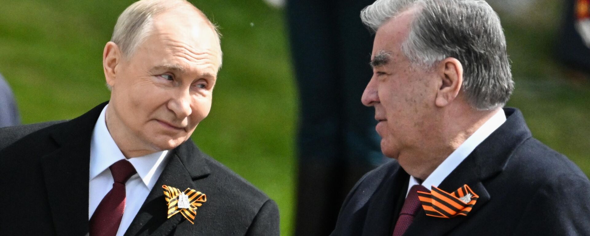 Президент РФ Владимир Путин и президент Таджикистана Эмомали Рахмон совместного возложения цветов к Могиле Неизвестного Солдата в Александровском саду в Москве - Sputnik Таджикистан, 1920, 08.05.2026