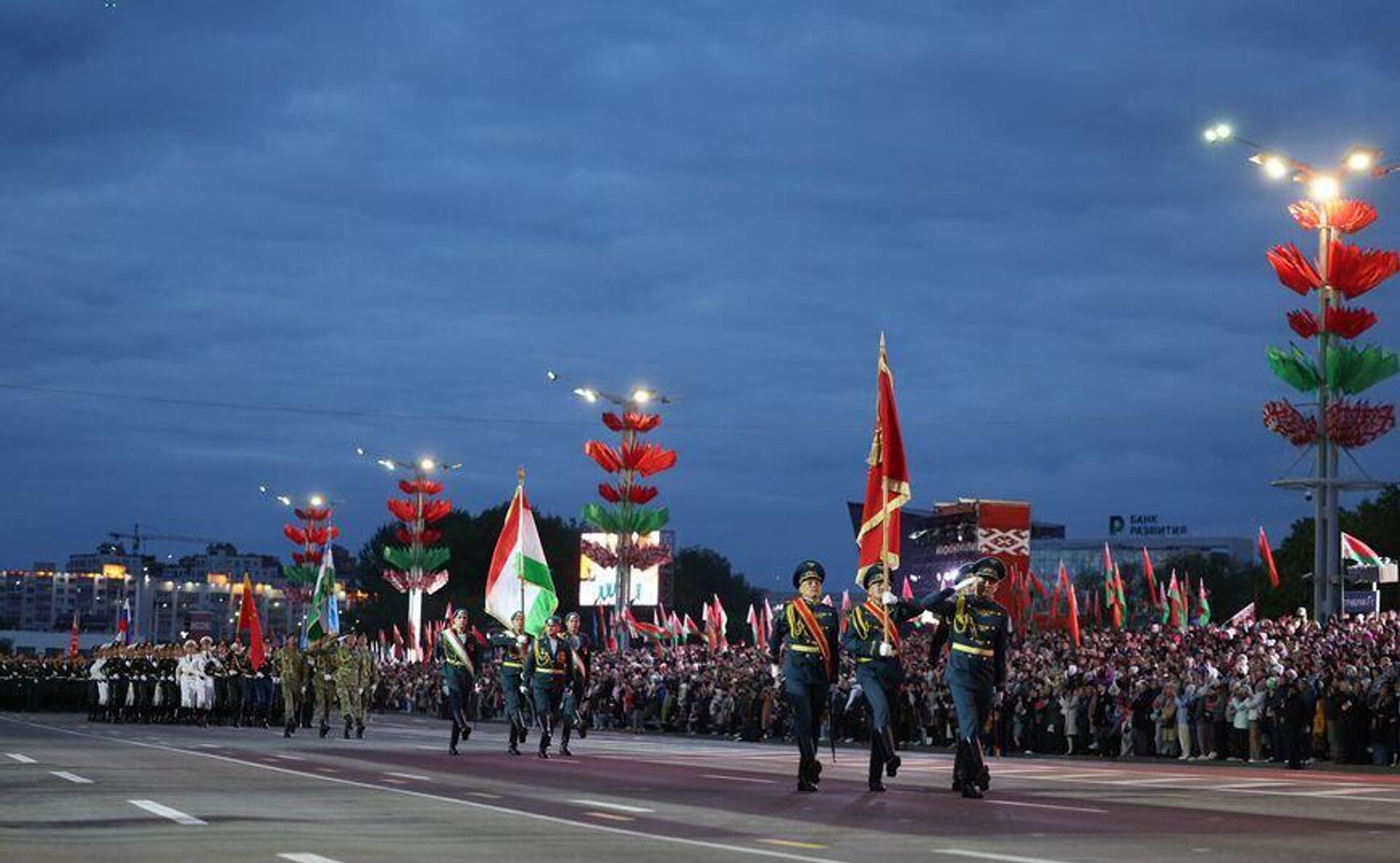 Военнослужащие Таджикистана приняли участие в параде, посвященном 80-летию Победы в Великой Отечественной войне в Минске - Sputnik Таджикистан, 1920, 10.05.2025