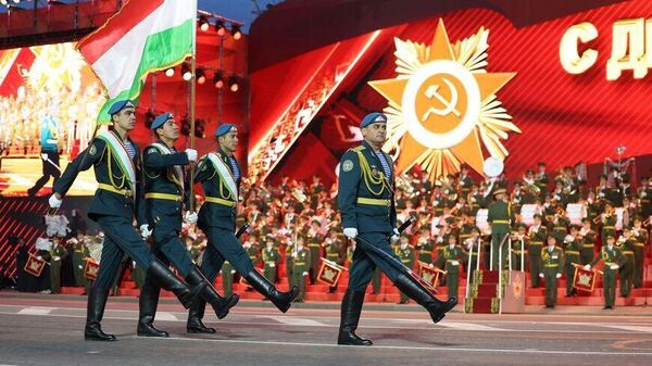 Военнослужащие Таджикистана приняли участие в параде, посвященном 80-летию Победы в Великой Отечественной войне в Минске - Sputnik Таджикистан