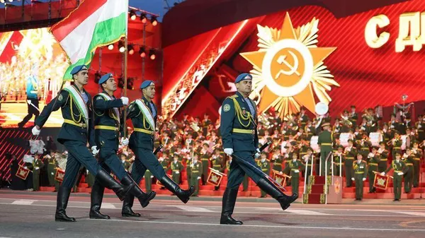 Военнослужащие Таджикистана приняли участие в параде, посвященном 80-летию Победы в Великой Отечественной войне в Минске - Sputnik Тоҷикистон